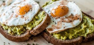 Bocadillo caliente de tostadas con aguacate y huevo frito mini