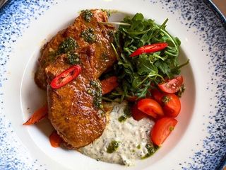 КОРЕЙКА СВИНЯЧА НА ГРИЛІ З СОУСОМ АЙОЛІ (300g)