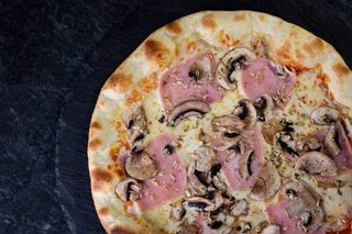 Pizza Fiambre e Cogumelos