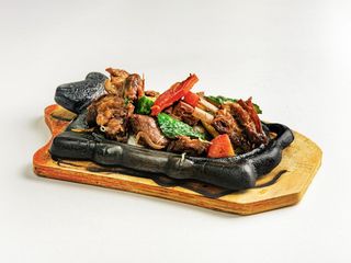 Баранина на жаровне с овощами