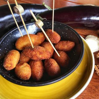 Ración de Croquetas de berenjenas con queso de cabra y miel