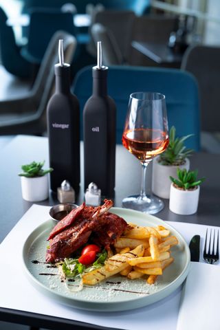 Aripioare de porc cu cartofi dippers și sos bbq