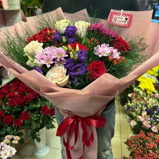 Букет с рози, еустоми, хризантеми и хиперикум в пепел от рози