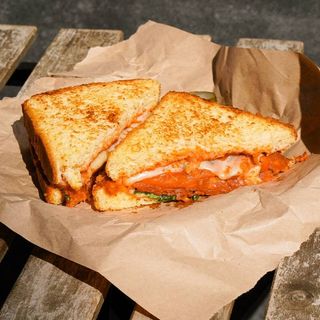 Сендвіч з чорізо та томатним соусом