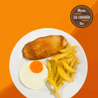 Plato Combinado De Escalope De Pollo Con Patatas Y Huevo