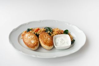 Куриные котлеты с булгуром, шпинатом и турецким йогуртом