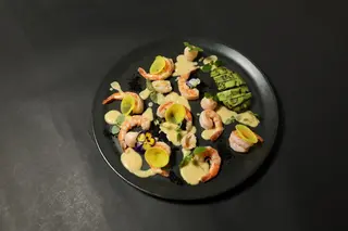 Creveti cu lichi, avocado si sos Whiskey