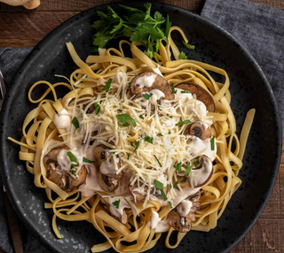 Pasta Alfredo sa  piletinom i pečurkama