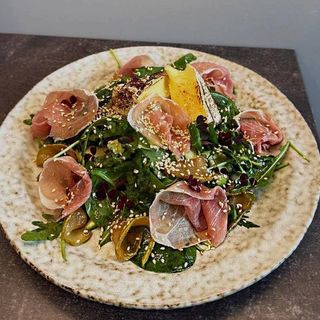 Салат з хамоном ,карамелізованою грушею та сиром брі