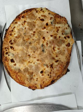 Pizza con tuma - media