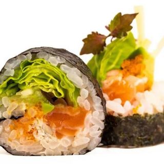 Futomaki de salmón, cangrejo, pepino, kampyo, tobiko y lechuga fresca