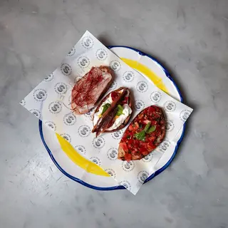 Tris di bruschette
