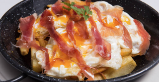 Huevos Rotos Con Patatas Y Jamón