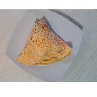 Palačinka sa šunkom, sirom i salatom sa pečurkama