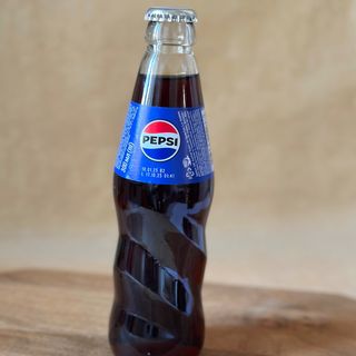 Напій Pepsi в склі
