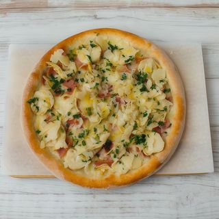 Pizza alcachofas, jamón cocido y lascas de parmesano