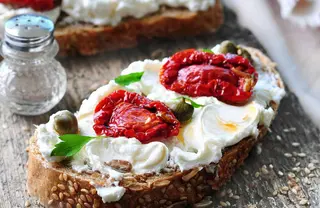 Bruschetta con caprino, sesamo e pomodori secchi 