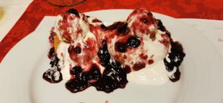 Papanasi cu dulceata de fructe de padure si smantana