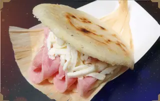 Arepa de Jamón y Queso