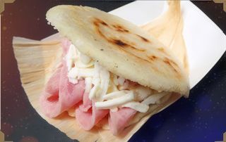 Arepa de Jamón y Queso