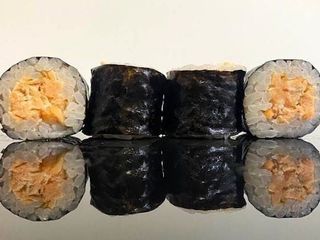 Hosomaki z pieczonym łososiem 8szt.