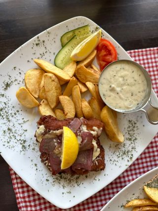 Krajiška teleća šnicla punjena