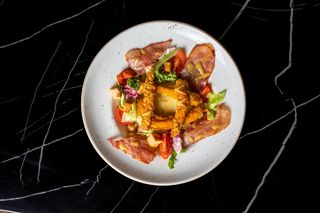 Салата Цезар с хрупкаво пиле (300г)