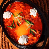 შაკშუკაში ტომატის სოუსში და კრემეტე-ფეტა ყველით/Shakshuka in tomato sauce and creamy feta cheese