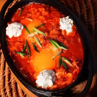 შაკშუკაში ტომატის სოუსში კრემ-ყველით/Shakshuka in tomato sauce and creamy feta cheese