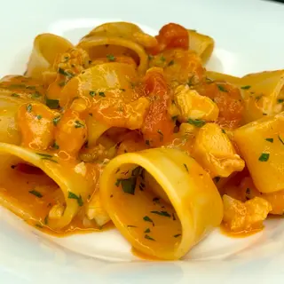 Calamarata con vongole, rana pescatrice e datterino giallo