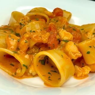 Calamarata con vongole, rana pescatrice e datterino giallo