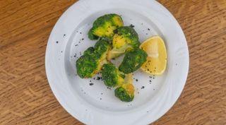 Брокколи в лимонно-оливковом соусом 