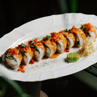 Рол з лососем власного копчення, сиром Філадельфія та вершковим унагі(330г)