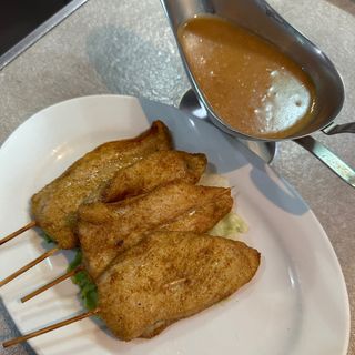 Pollo En Brocheta Con Salsa Satay