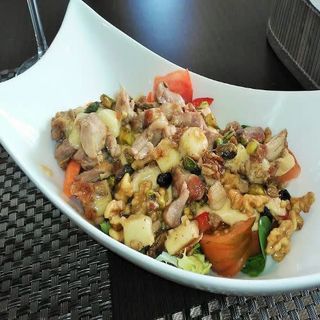 Ensalada de pollo con frutos secos y salsa de queso