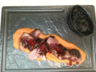 Pačija prsa u sosu od bobičastog voća