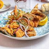 Lubina frita en adobo de lima 