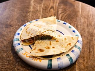 Гірос з фалафелем, томатами чері, огірком та хрустким айсбергом (350г)