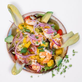 Ensalada De Mango Y Camarones Con Vinagreta De Maracuyá