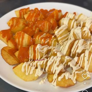 Patatas Con Salsa Mixta (Ración)