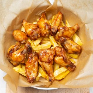 Крилца с пържени картофки със сос по избор (400г)