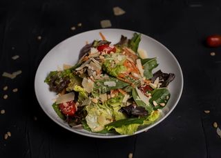 Здравословна салата с авокадо и нахут