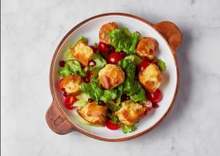 Фермерский салат с хлебом "мыжыма".