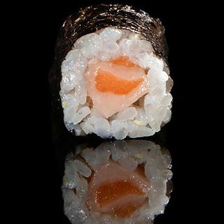 Maki de Salmón con Cebollas Fritas (8 Uds.)