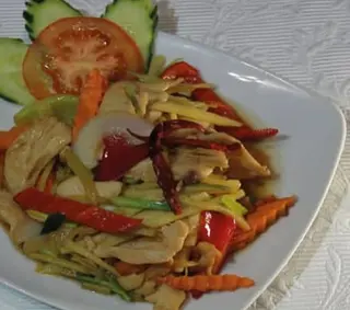 Kai pad khing - piletina sa prženim đumbirom i rižom