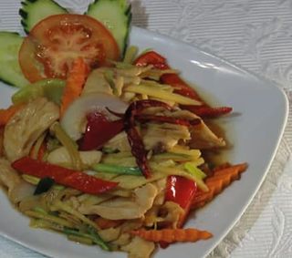 Kai pad khing - piletina sa prženim đumbirom i rižom