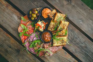 Deska hiszpańskich wędlin