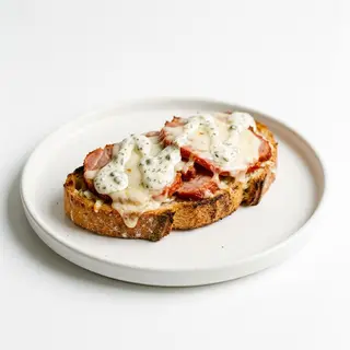 Tosta de lomo adobado con queso y salsa tártara