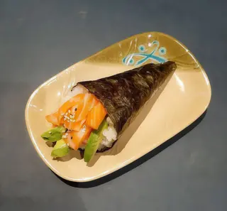 Temaki Salmón y aguacate (1 Pieza)