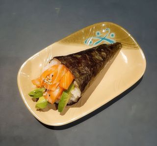 Temaki Salmón y aguacate (1 Pieza)